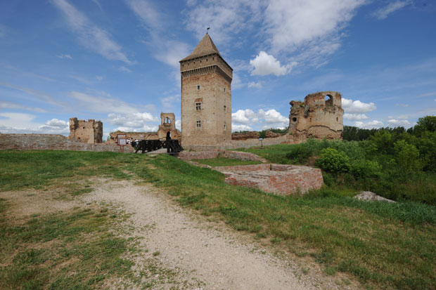 ОШТЕТИЛИ СТУБОВЕ НА ТВРЂАВИ: Пријаве шесторици малолетника због уништавања споменика културе под заштитом Унеска